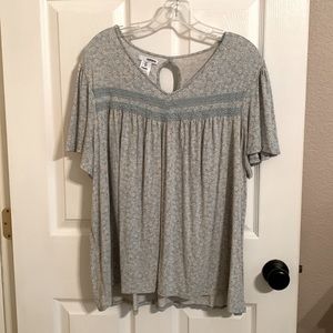 Flutter sleeve top, light blue with daisies, size petite 1X